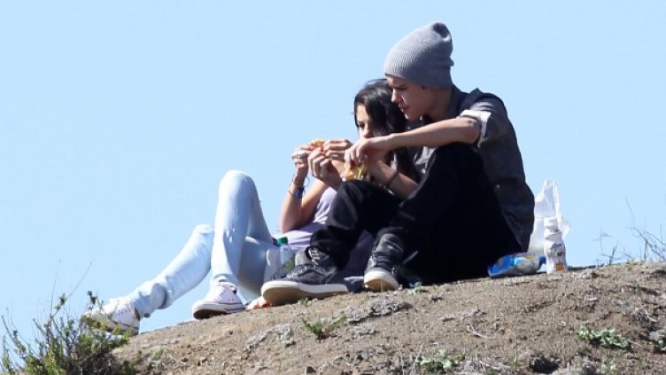 Джъстин Бийбър и Селена Гомес хапват на слънце. Снимка: Splash news