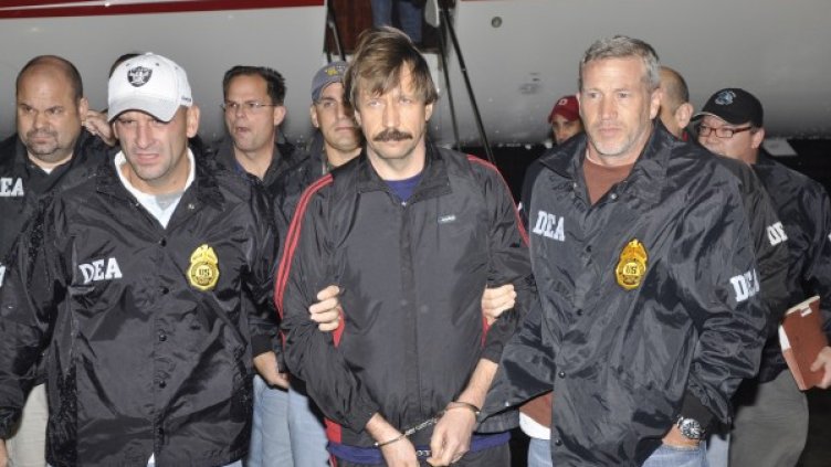 Виктор Бут при екстрадирането му от Тайланд в САЩ. Снимка: архив, Reuters