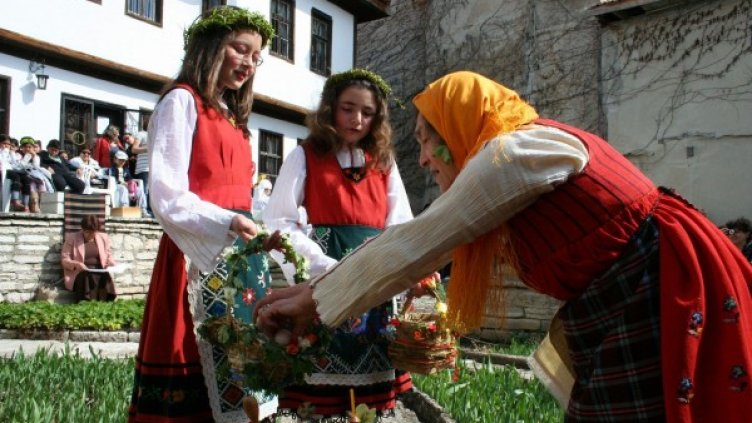 Вярва се, че къщата, в която са влезли и пели лазарки, ще бъде честита през цялата година. Снимка: Булфото