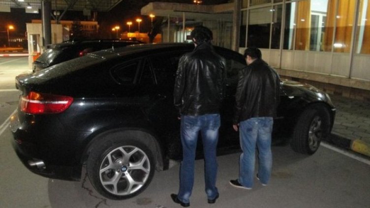 Задържаните чужденци с крадените коли. Снимка: МВР