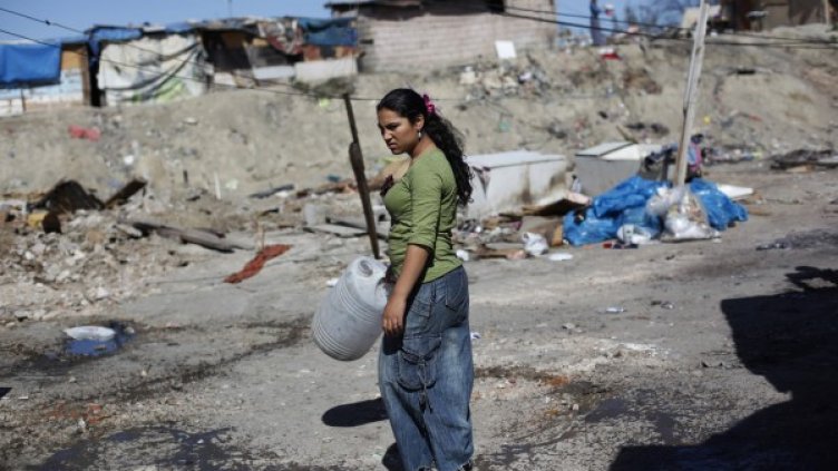 Около 40 фургона ще бъдат докарани за ромите. Снимка: Reuters