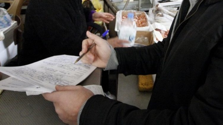 Не давайте пари на ръка на данъчните служители, припомнят от НАП. Снимка: Булфото