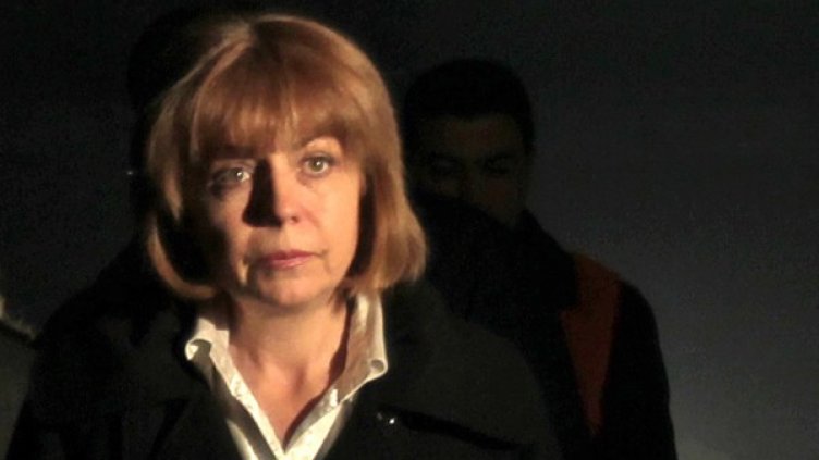 Кметицата не ще да си ходи заради бездомните кучета. Снимка: БТА