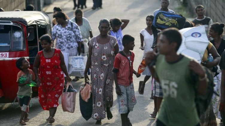 Хора напускат домовете си в Шри Ланка след издаденото предупреждение за цунами. Снимка: Reuters