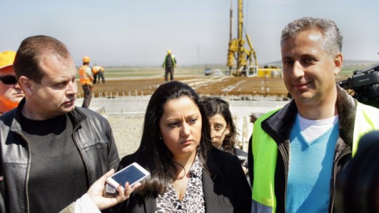 Лиляна Павлова инспектира строежа. Снимка: БТА