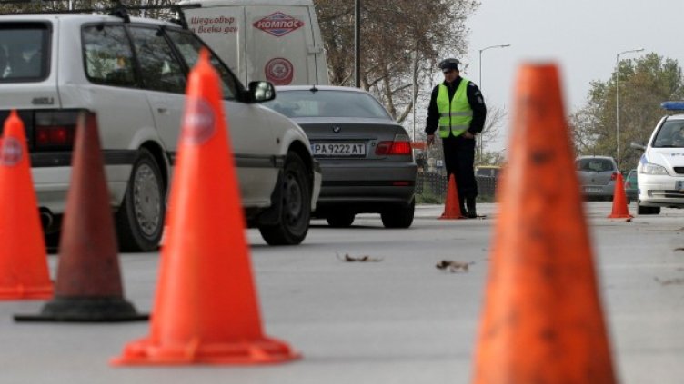 МВР направи КПП-та, за да издирва обирджиите. Снимка: Impact Press Grouр