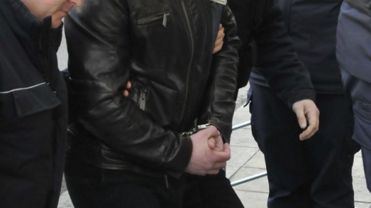 Тримата мъже са задържани за 24 часа. Снимка: Булфото