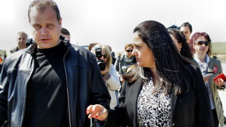 Министър Павлова дава наставление на шеха на АПИ Лазар Лазаров. Снимка: БТА