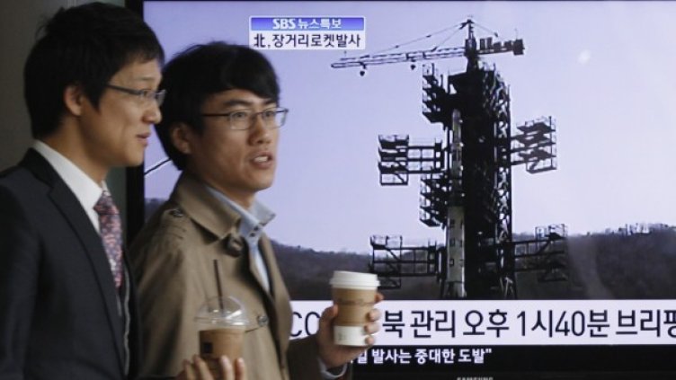 Южнокорейските телевизии отразяваха без прекъсване подготовката за изстралването. Снимка: Ройтерс