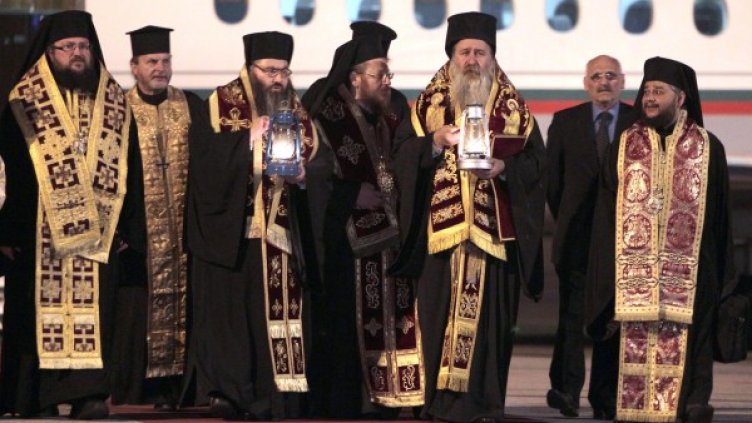 Благодатният огън пристигна на летище Пловдив. Снимка: БТА