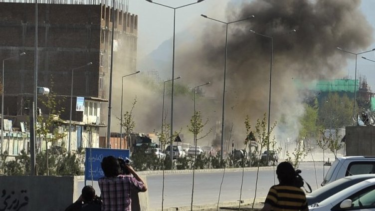 Журналисти се опитват да заснемат една от атаките. Снимка:  Reuters