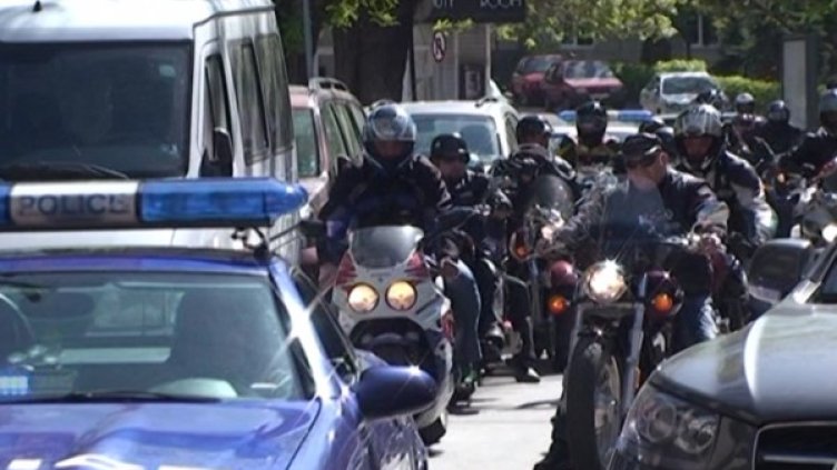 Рокерите дариха месингов кръст за новия храм. Снимка: Dnes.bg