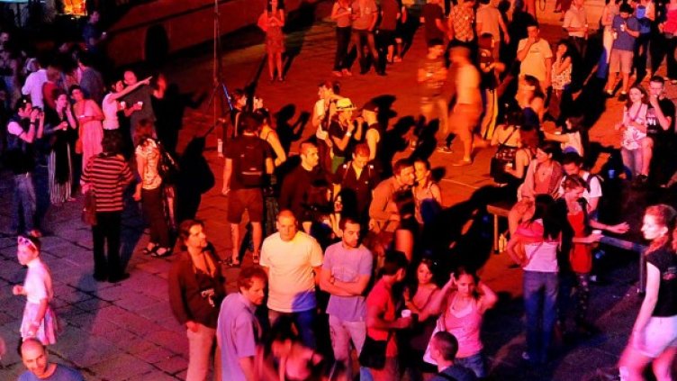 Студентите си падат по алкохолни партита. Снимка: архив, Булфото