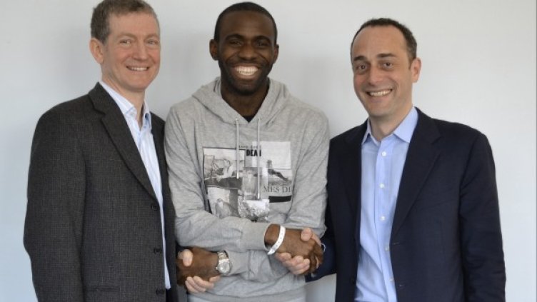 Муамба позира с двама от лекарите, помогнали за възстановяването му. Снимка: Ройтерс