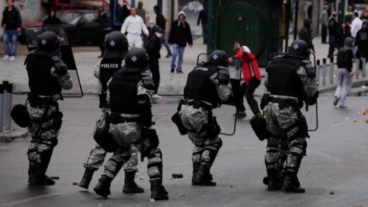 Полицията в Скопие разпръсна протест по повод убийството на петима македонци. Снимка: Reuters