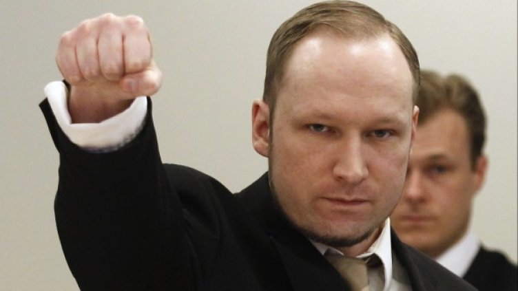 Андерш Брайвик на влизане в съдебната зала. Снимка: Reuters