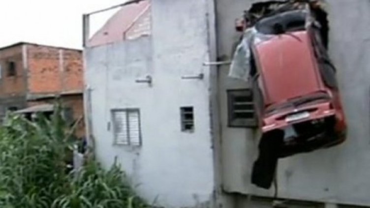 Кола се заби във втория етаж на сграда в бразилския град Сао Пауло. Снимка: Globo.tv