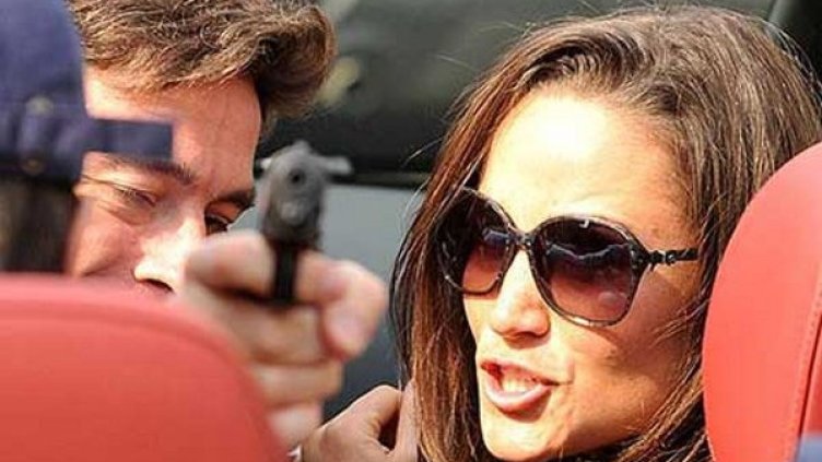 Пипа и пистолетът. Снимка: hollywoodgrind.com