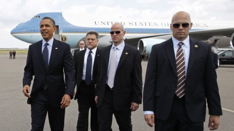 Агентите на Сикрет сървис са известни с лъскавите си слънчеви очила, черните си костюми и строгите си погледи. Снимка: архив, Reuters