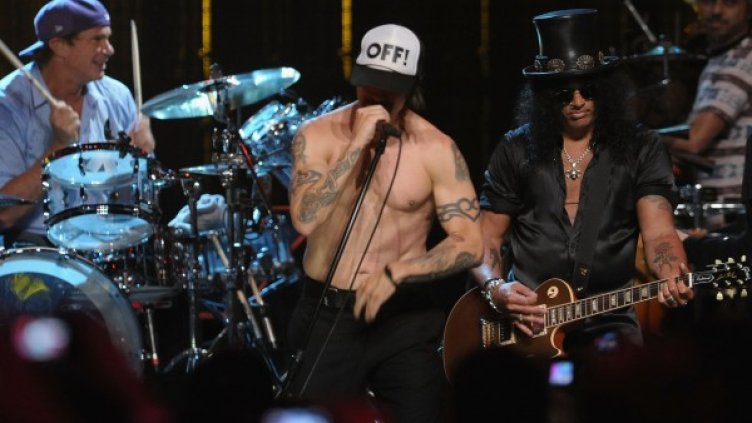 Бандата със Слаш на сцената. Снимка: Getty Images