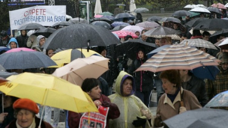 Лошото време не спря протеста. Снимка: БТА