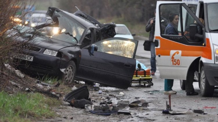 Лекият автомобил се е завъртял и се е ударил в автобус. Снимка: Булфото