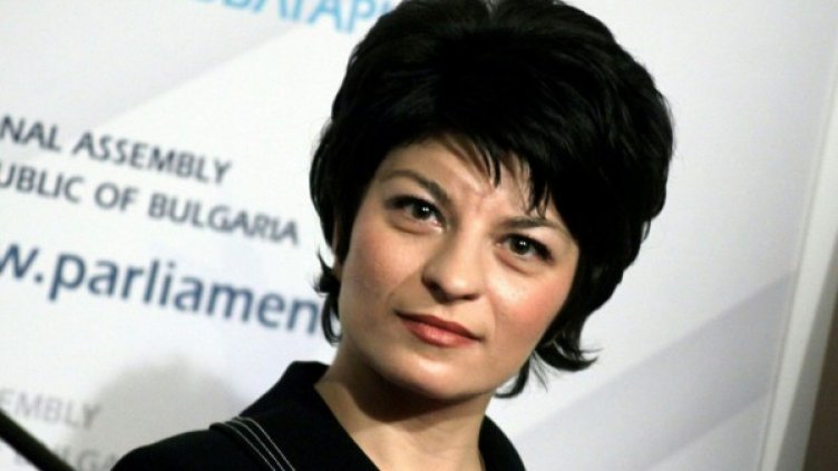 Десислава Атанасова ще забрани пушенето. Снимка: Impact Press Group