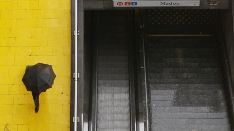 Скоро ще може да ползваме чадър без да го стискаме в ръка. Снимка: Reuters