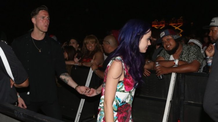 Спряганите за нова двойка се държат за ръка по време на фестивала в Щатите. Снимка: Getty Images