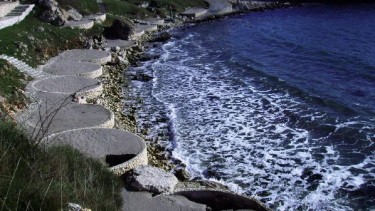 Незаконните бетонови пръстени в курорта Русалка, които бяха разрушени от строителния контрол. Снимка: ДНСК