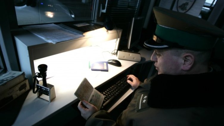 Скоро на гърците може да им се наложи да влизат в Германия и Франция с паспорти. Снимка: Reuters