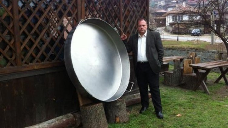 Ангел Ангелов с най-големия български тиган. Снимка: snimka.bg