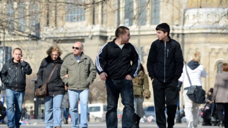 Много българи нямат работа и се изхранват от контейнерите за боклук. Снимка: архив, Impact Press Group