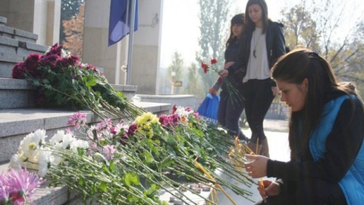 Бургазлии почитат паметта на загиналите в катастрофи. Снимка: Булфото