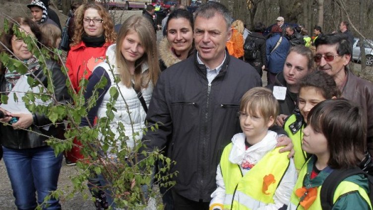 Сергей Игнатов участва  в инициативата "Подари дръвче, засади гора". Снимка: БТА