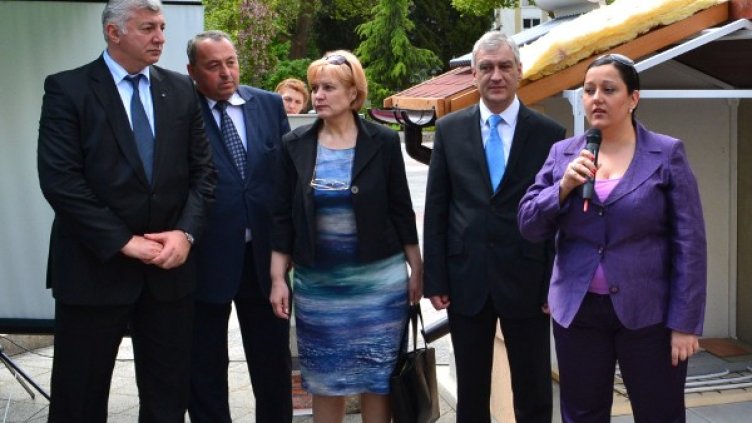 Министър Лиляна Павлова представя проекта за саниране на панелки в Пловдив. Снимка: БТА