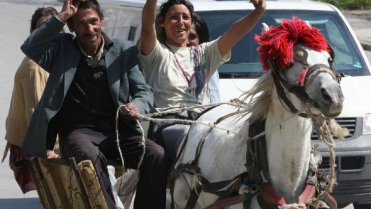 Честа гледка при изписването на ромски бебета. Снимка: архив, Булфото