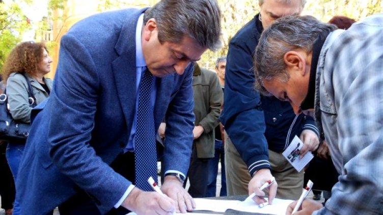 Първанов се подписва за провеждане на референдум за съдбата на АЕЦ Белене. Снимка: БТА