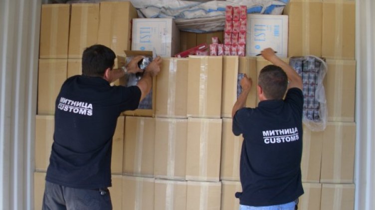 Митничарите описват марките на цигарите. Снимка: Агенция "Митници"