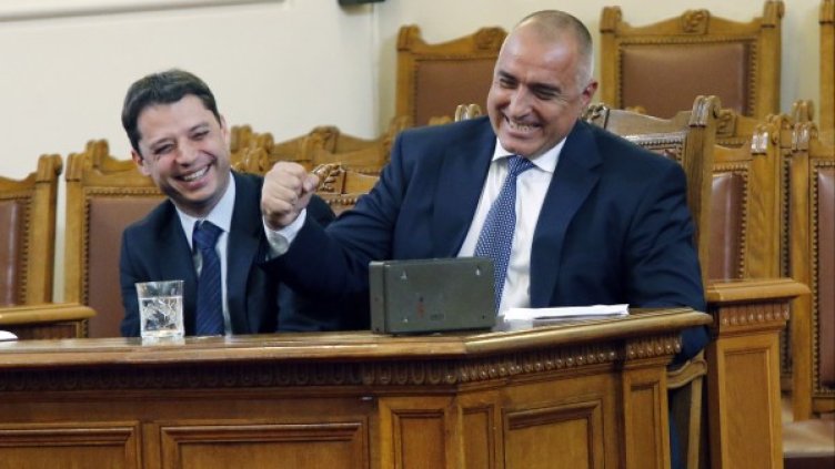 Бойко Борисов и Делян Добрев се забавляват по време на обсъждането в НС. Снимка: БТА