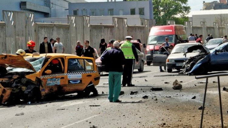 ПТП-то блокира за часове движението в отсечката на булеварда. Снимка: Булфото