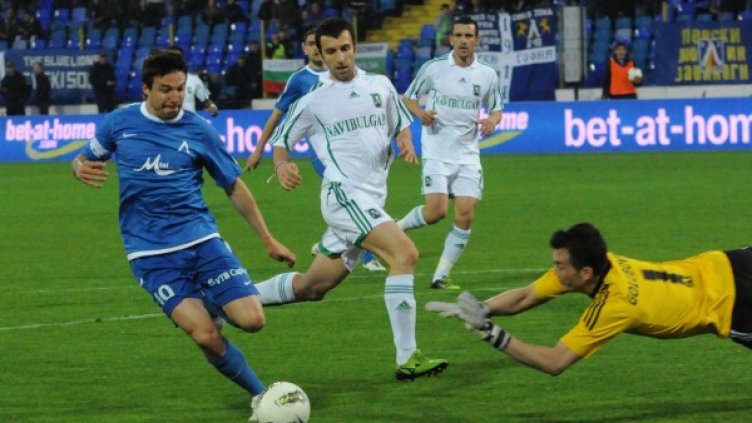 Йовов изпревари Гонзо по голове със синята фланелка. Снимка: Булфото