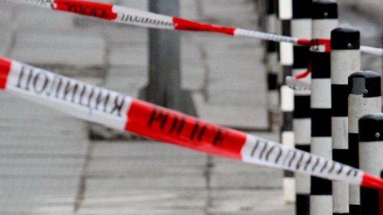 На местопрестъплението бяха намерени и иззети 13 гилзи, както и метален сгъваем приклад от автомат "Калашников". Снимка: архив Булфото