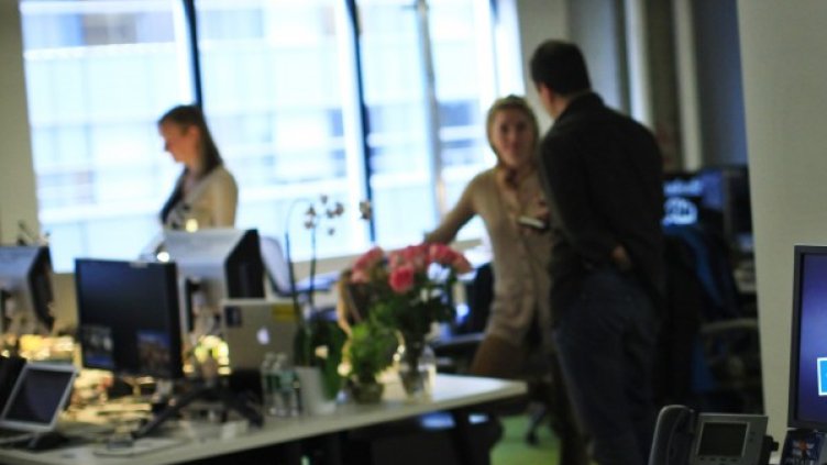 Мъжете флиртуват в службата, когато не харесват работата си. Снимка: архив, Reuters
