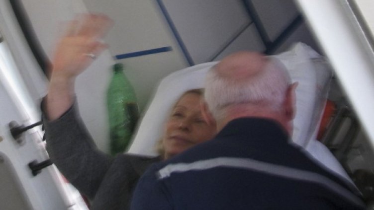 Юлия Тимошенко маха с ръка при транспортирането й в болница. Снимка: архив, Reuters