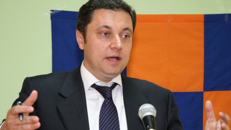 Яне Янев иска да отреже привилегиите на Първанов. Снимка: Impact Press Group