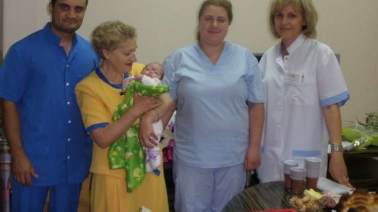 Красимира с Мери на първата й детска консултация през септември 2010 г. Снимка: архив, Медицински ин витро център -Плевен.