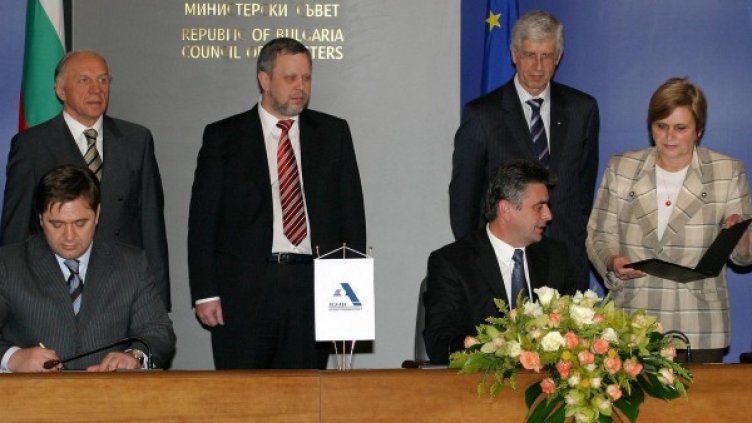 Любомир Велков и представители на Атомстройекспорт подписват споразумението. Снимка: архив Булфото