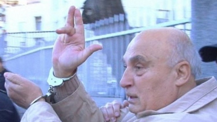 Кирил Рашков показа среден пръст на излизане от съда. Снимка: Dnes.bg