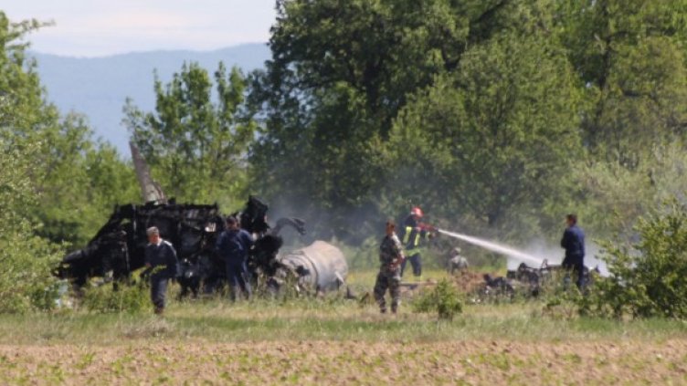 Огнеборци потушават пламъци в отломките на изтребителя. Снимка: Булфото